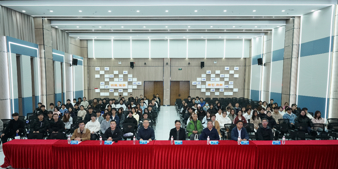 禮堂里有許多人 AI 生成的內容可能不正確。